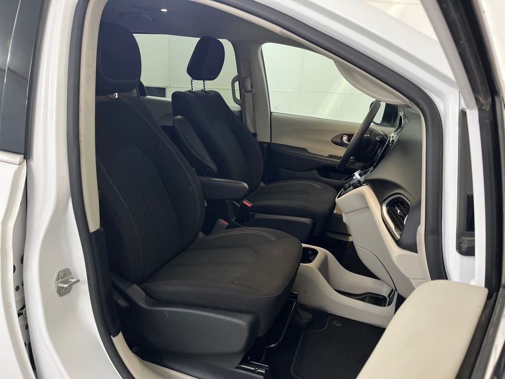 2024 Chrysler Voyager LX